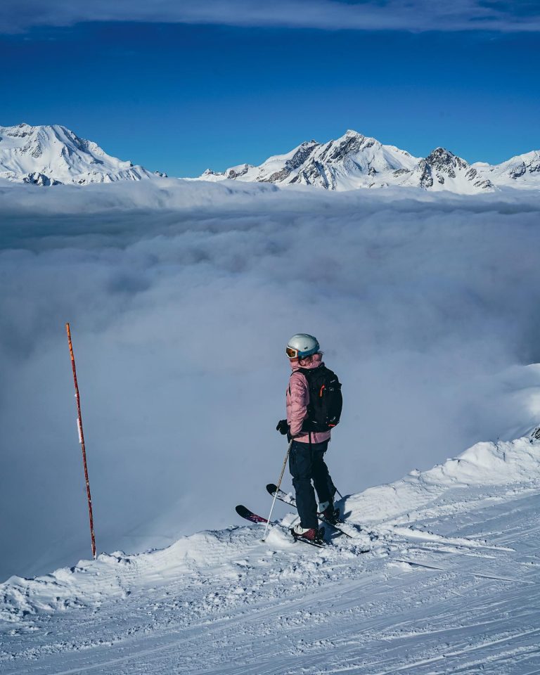 skieuse au dessus des nuages